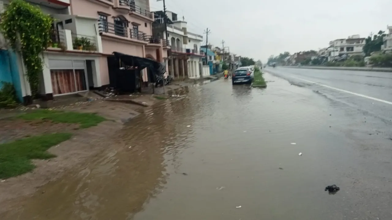 Sitapur News: पहली बारिश में खुली व्यवस्थाओं की पोल, कमलापुर में जलभराव से लोग बेहाल, बच्चों ने DM से लगाई गुहार