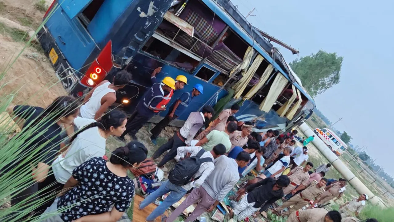 Ganga Expressway Accident: हरदोई में डबल डेकर बस 10 फीट नीचे पलटी, 50 घायल, 12 गंभीर