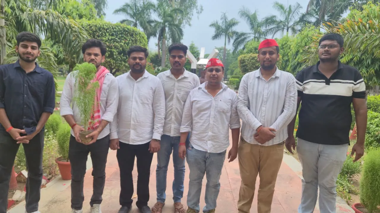  अखिलेश यादव का 53वां जन्मदिन: लखनऊ विश्वविद्यालय में 53 पौधरोपण, पार्टी कार्यालय में उत्सव का माहौल; समर्थकों ने दी लंबी उम्र की शुभकामनाएं