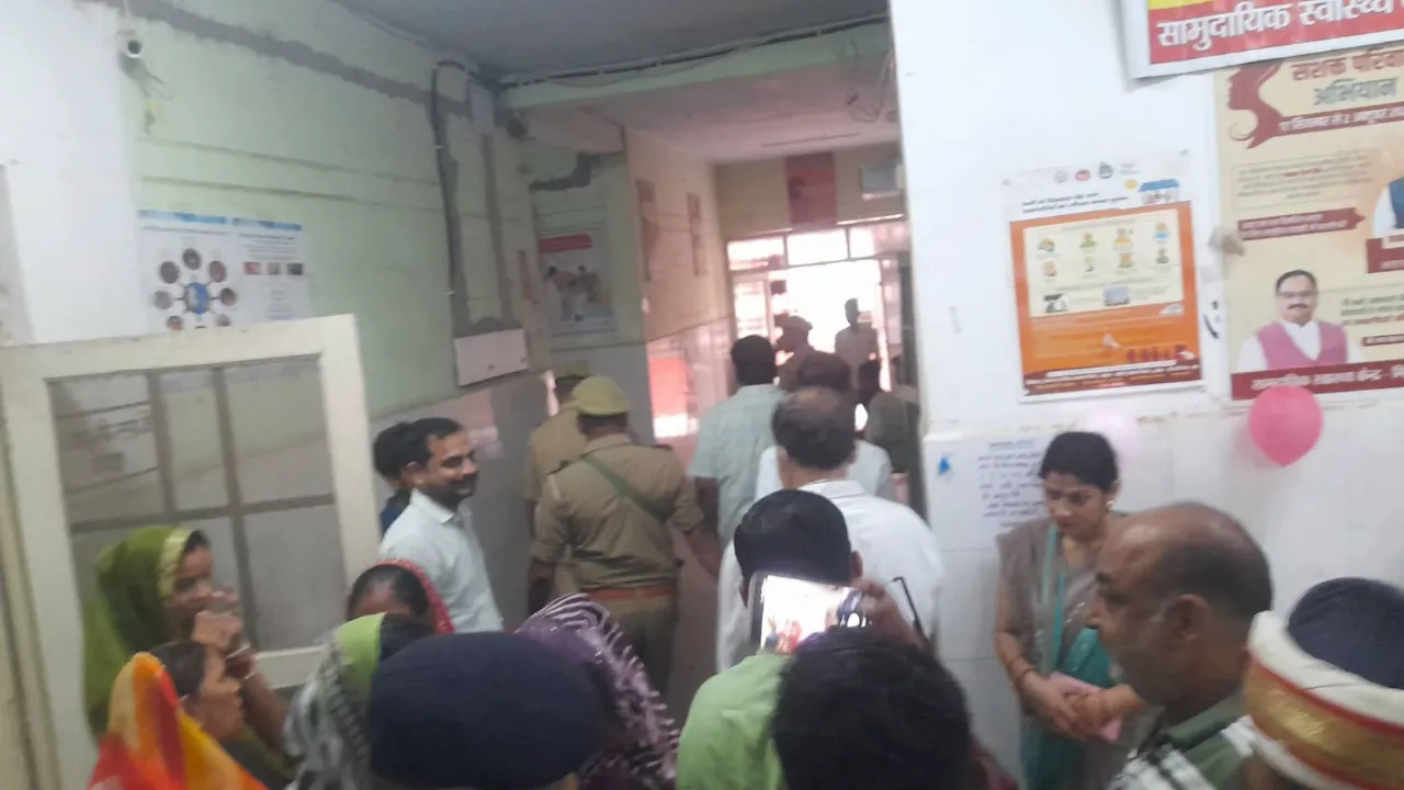 सीतापुर के DM ने CHC मिश्रिख का किया औचक निरीक्षण, लापरवाही पर डॉक्टरों-कर्मचारियों की फटकार; वेतन को लेकर दिया ये आदेश