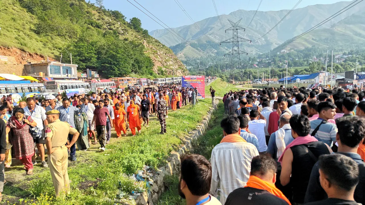 Amarnath Yatra 2026: अमरनाथ यात्रा में उमड़ा आस्था का सैलाब, 6,700 से अधिक श्रद्धालुओं का नया जत्था जम्मू से रवाना
