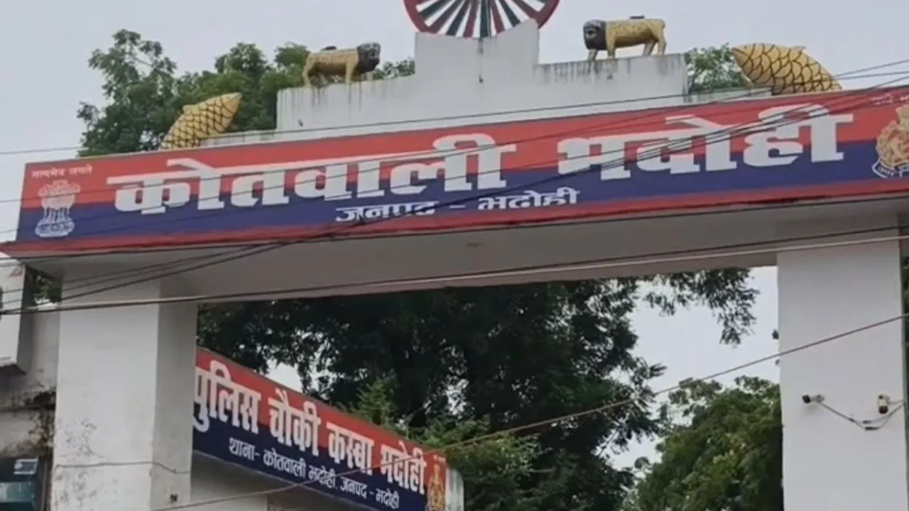 Bhadohi News: पानी की बाल्टी ने मचाया कोहराम, दलित युवक से मारपीट के बाद दो पर FIR, जानें क्या है पूरा मामला