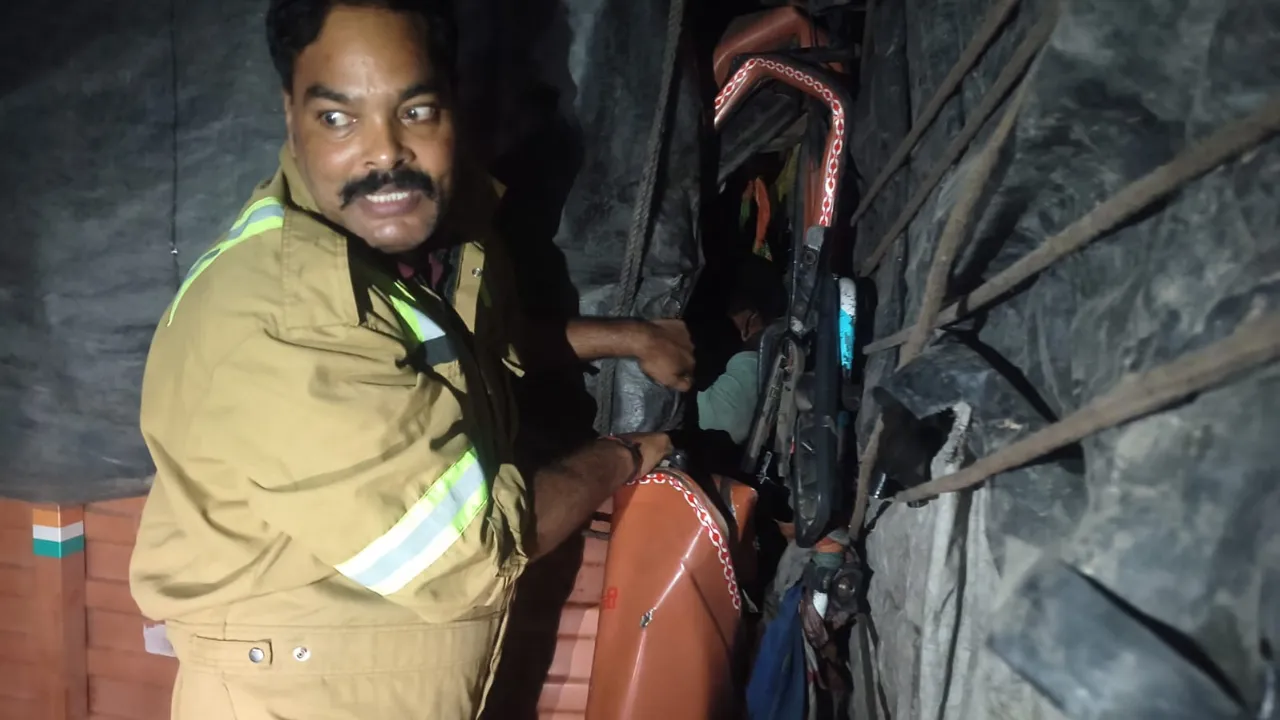 मलीहाबाद में आधी रात भीषण सड़क हादसाः दो ट्रकों की टक्कर में फंसा चालक, घंटों की मशक्कत के बाद निकाला गया जिंदा 