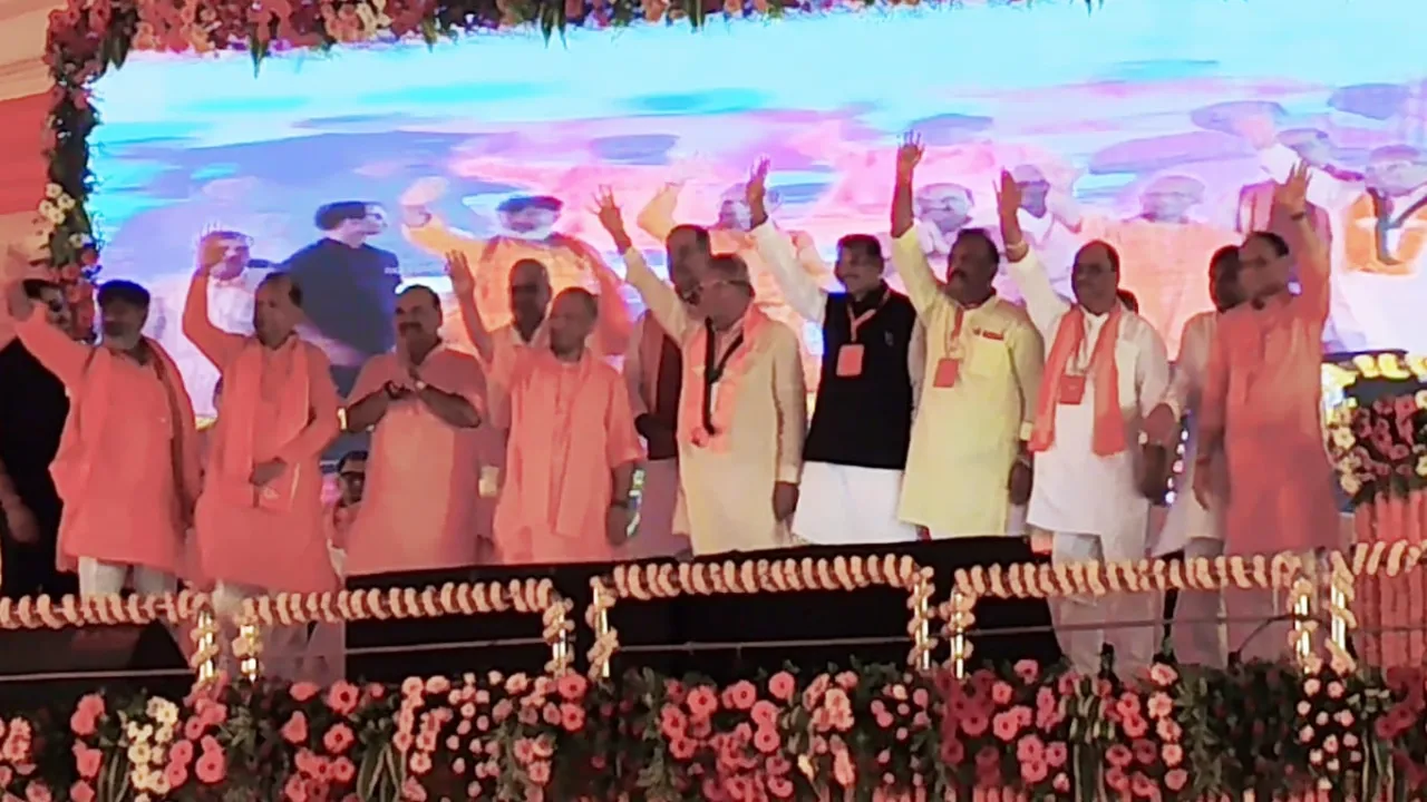 सीएम योगी के बेल्हा पहुंचते ही बदला मौसम, बारिश के बीच एक क्लिक से 384 करोड़ की 111 विकास योजनाओं का शुभारंभ