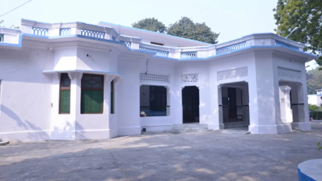 Lucknow News: एक फैसले ने बढ़ाई सैकड़ों परिवारों की चिंता! नगर निगम के इस स्कूल में फीस 250 से सीधे 700 रुपये, अभिभावक परेशान