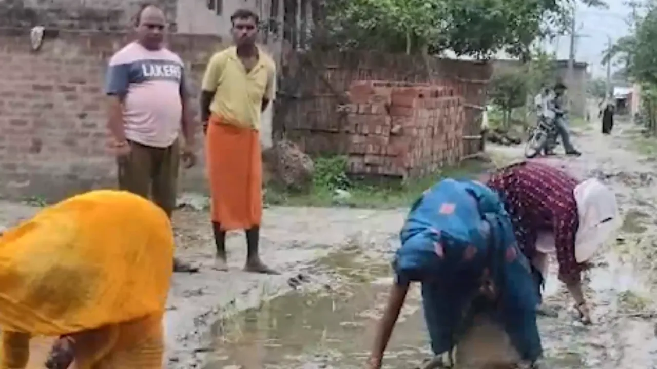 Kushinagar News: 20 साल से सड़क का इंतजार, बारिश के बाद ग्रामीणों ने सड़क पर की धान की रोपाई, अनोखे विरोध ने खींचा ध्यान