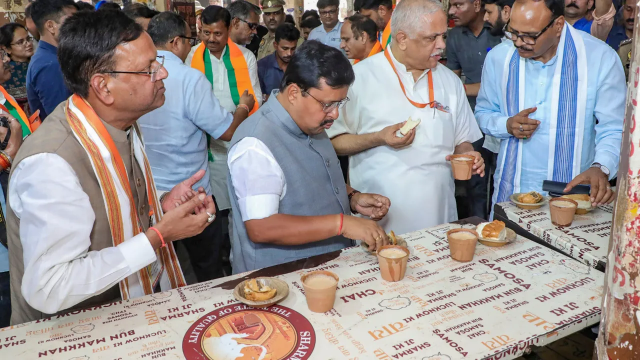 भाजपा अध्यक्ष नितिन नबीन ने पी लखनऊ की फेमस शर्मा की चाय, हनुमान सेतु मंदिर में किए दर्शन