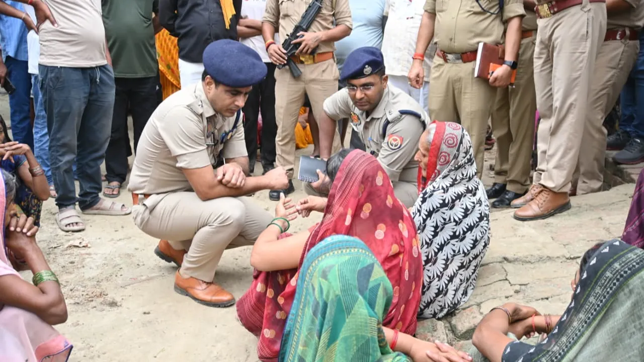Azamgarh Double Murder: ट्यूबवेल पर दादा और घर में सो रहे पोते की कुल्हाड़ी से हत्या, जमीन विवाद की आशंका