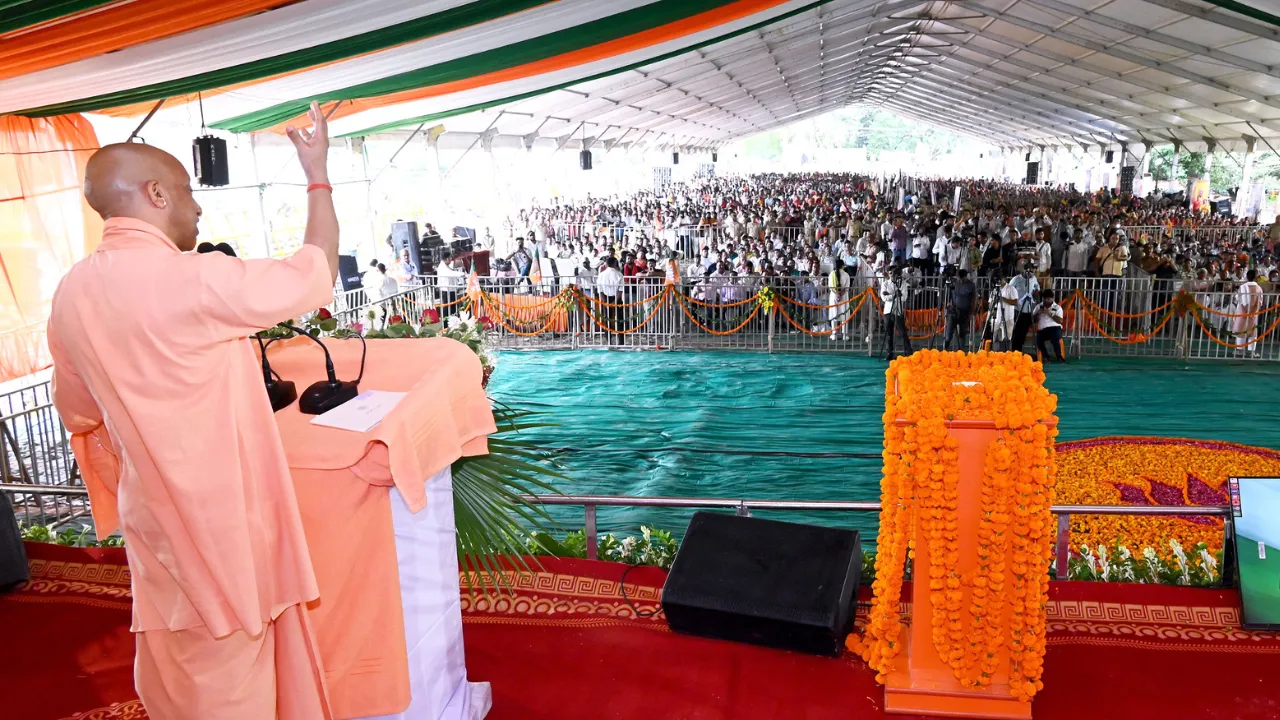 CM योगी का सपा पर सीधा आरोप: वक्फ बोर्ड जिस जमीन को कब्रिस्तान बताता, वहां से दलितों और गरीबों को उजाड़ दिया जाता 