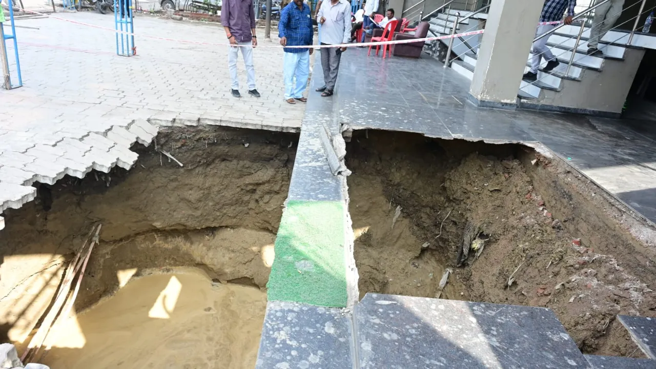 Kanpur News: बाकरगंज में धंसा डॉट नाला, जेपी पैलेस की नींव तक पहुंचा कटाव; बड़ा हादसा टला, लोगों में दहशत