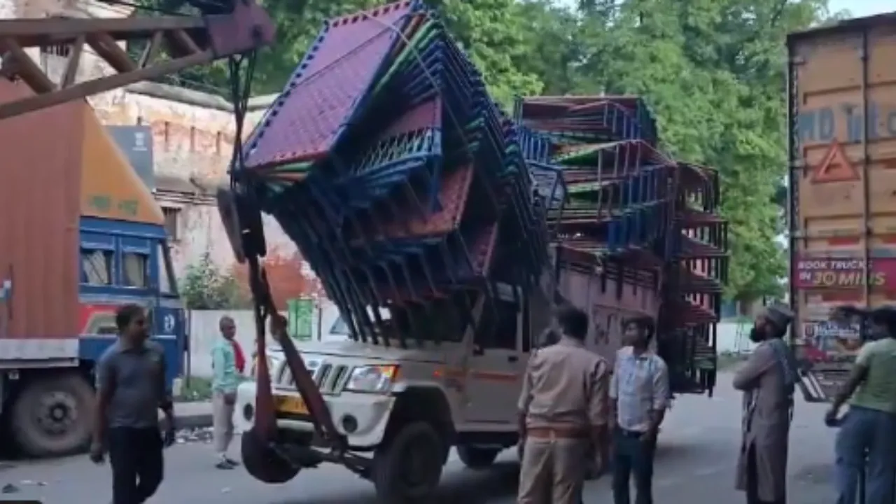 Kaushambi Road Accident: हाईवे पर खड़े पिकअप को वाहन ने मारी टक्कर, चार लोगों की मौत