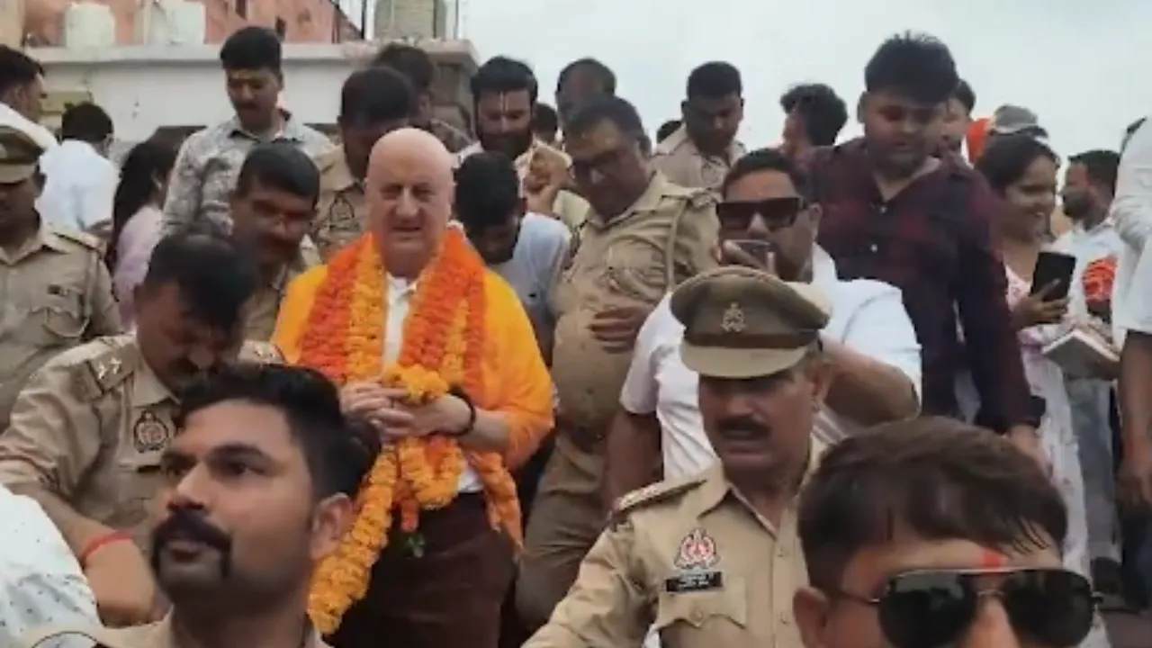 अयोध्या पहुंचे अनुपम खेर, रामलला के किए दर्शन; दान चोरी मामले पर बोले- ‘चोर हर जगह हैं लेकिन...