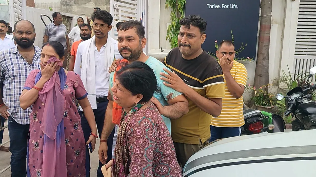 Barabanki Road Accident: स्कूल जा रहे 8वीं के छात्र को तेज रफ्तार ट्रक ने रौंदा, इकलौते बेटे की मौत से परिवार पर टूटा दुखों का पहाड़