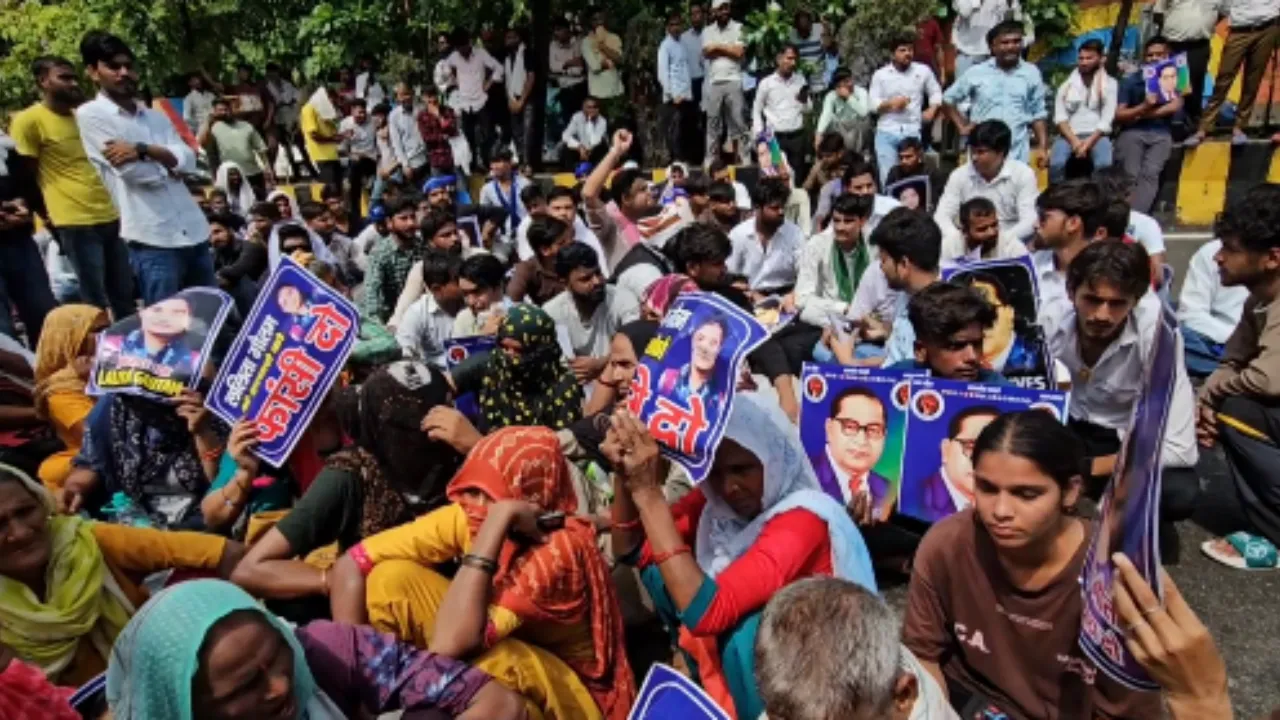 मेरठ में छात्रा हत्याकांड पर बवाल, कलेक्ट्रेट पर प्रदर्शन के दौरान लाठीचार्ज; पुलिस-प्रदर्शनकारियों में तीखी झड़प