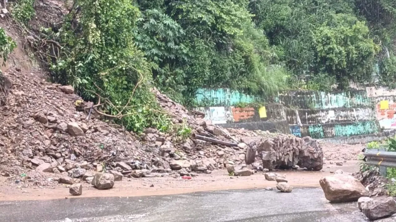 Uttarakhand:  भारी बारिश से उत्तरकाशी और टिहरी में जनजीवन प्रभावित; कई सड़कें बंद
