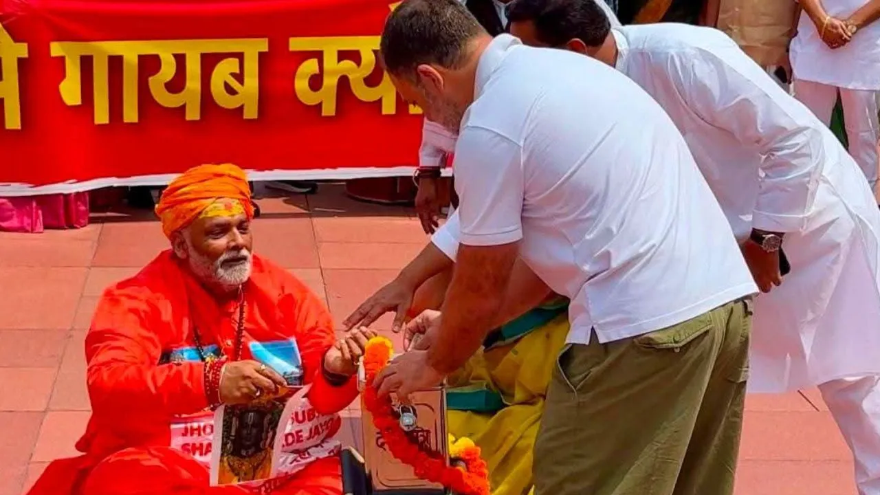 संसद में पप्पू यादव बने 'पुजारी'; राहुल ने चढ़ाया चंदा; लोकसभा अध्यक्ष ने जताई आचरण पर आपत्ति 