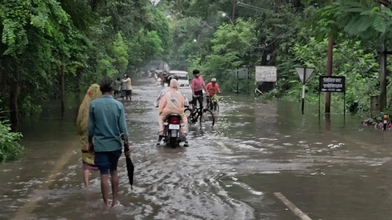 UP Weather Update : यूपी में मानसून की दस्तक, 30 जिलों में तेज हवा के साथ भारी बारिश की चेतावनी