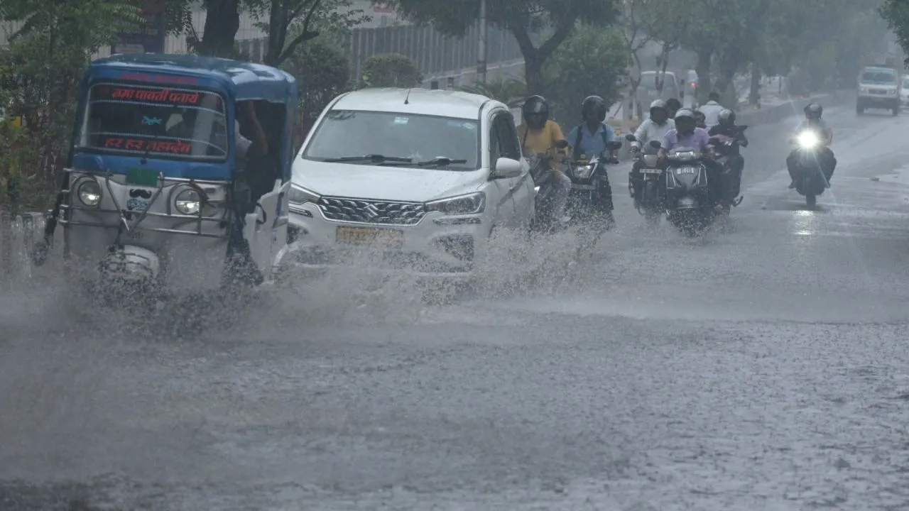 UP Weather Update Today : लखनऊ में रिमझिम बारिश, यूपी के सभी 75 जिलों में भी आज वर्षा के आसार, आंधी का अलर्ट 