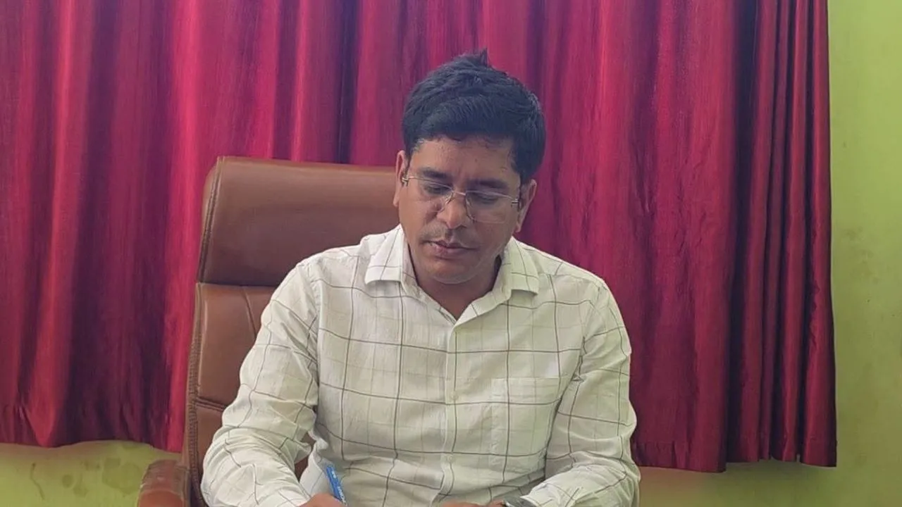  Gonda News:  अनुपस्थित शिक्षक और अनुदेशिका का वेतन-मानदेय रोका, लापरवाही पर कार्रवाई 