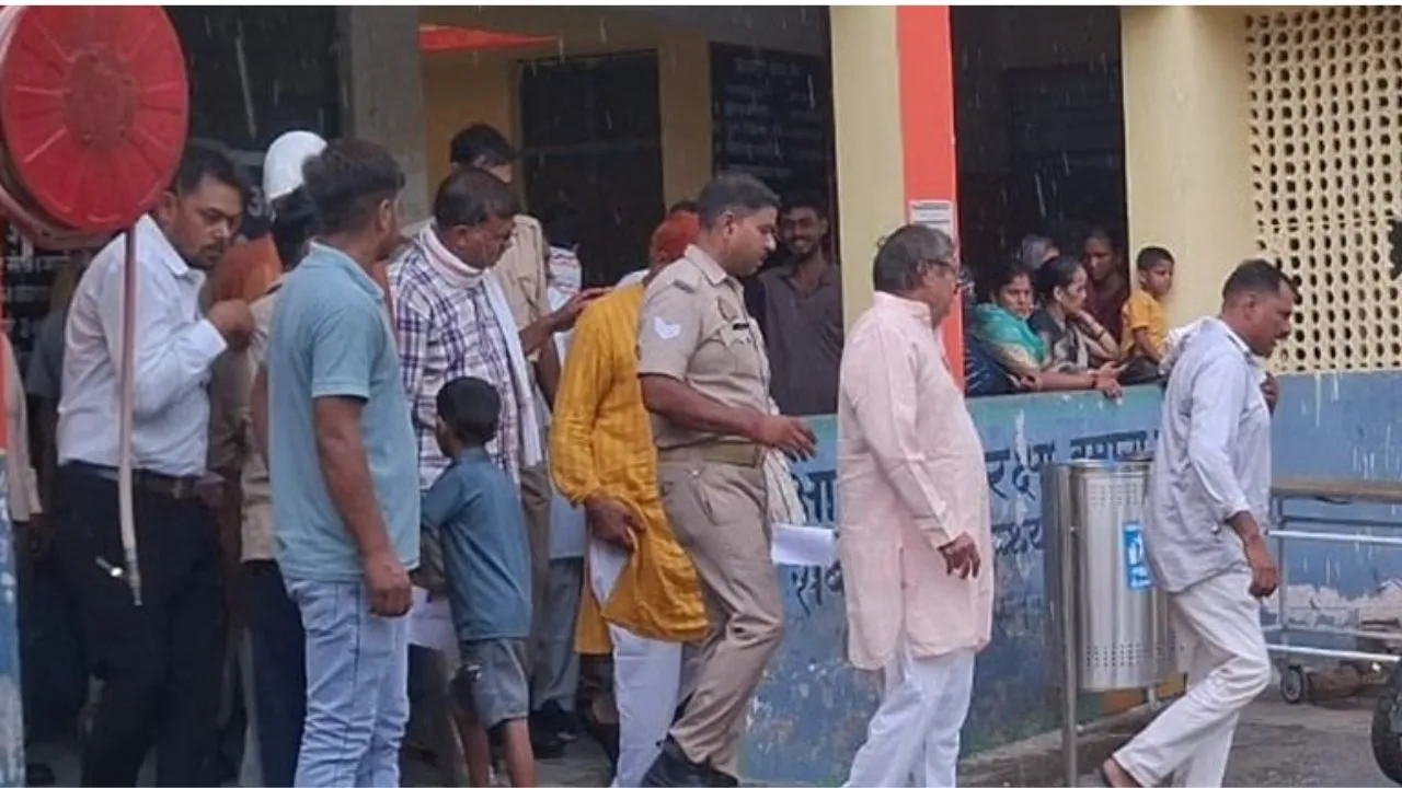 Sambhal News : संभल में 71 एकड़ जमीन के फर्जी पट्टे बांटे, बर्खास्त एसडीएम, पूर्व प्रधान समेत छह लोग गिरफ्तार 