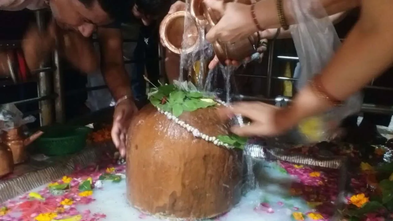  Sawan 2026: यूपी से बिहार तक गुंजा 'हर-हर महादेव' और 'बोल बम', पहले दिन शिवालयों में भारी भीड़; सुरक्षा के कड़े इंतजाम