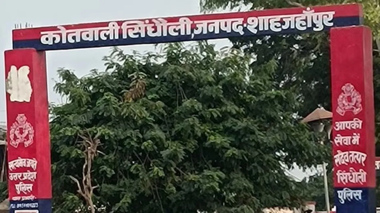 Shahjahanpur News : सौतेली बेटी के साथ दुष्कर्म के आरोपी पिता की पुलिस हिरासत में मौत! पुलिस बोली तबीयत बिगड़ी-घरवालों ने लगाया मारपीट का आरोप 