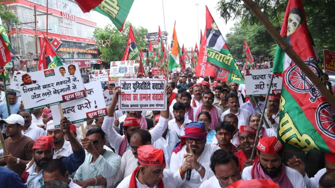 Gonda News:  सरकार के खिलाफ सपा का हल्लाबोल, कलेक्ट्रेट का घेराव कर किया प्रदर्शन  