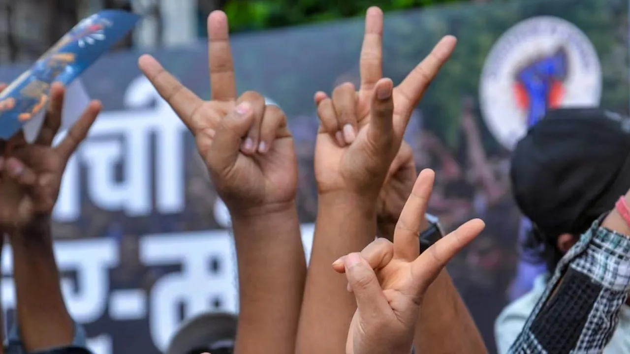 धर्मेंद्र प्रधान के इस्तीफे पर प्रयागराज में छात्रों का जश्न,  नारेबाजी के दौरान वाहन में तोड़फोड़