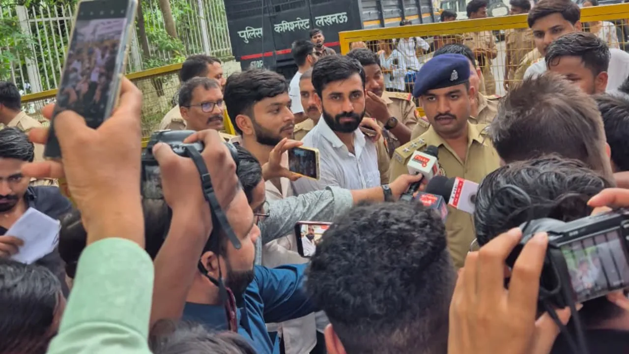  Lucknow University में पेपर लीक को लेकर छात्रों का प्रदर्शन, पुलिस से धक्का-मुक्की, गैर भाजपा सरकारों के शिक्षा मंत्रियों से मांगा इस्तीफा