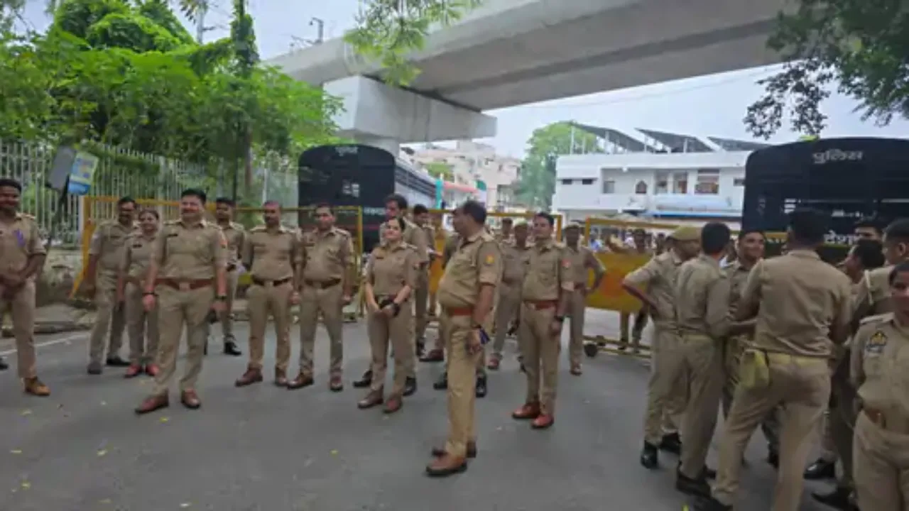Students protest at Lucknow University over the paper leak issue (3)