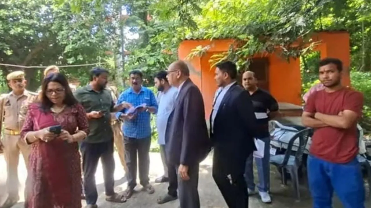  Sitapur News: टाउन हॉल परिसर से हटा वर्षों पुराना कब्जा, प्रशासन ने लिया पूर्ण नियंत्रण