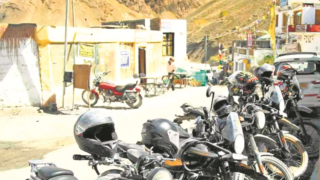 तपती धूप में यूं बचाएं बाइक,  सही पार्किंग से सालों तक बनी रहेगी नई जैसी चमक 