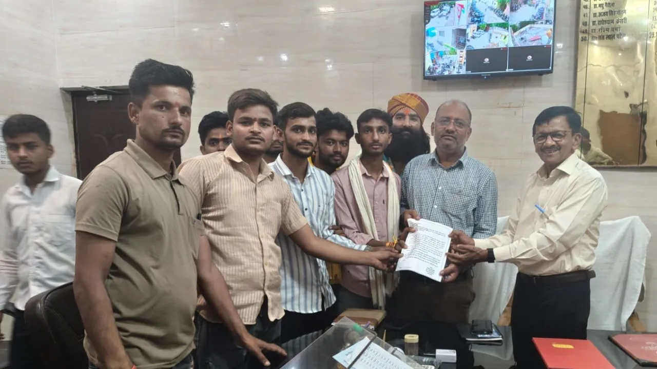 गोंडा के आयुष्मान आरोग्य मंदिर पर एक साल से लटका ताला,  स्वास्थ्य सेवाएं ठप होने से ग्रामीणों का फूटा गुस्सा