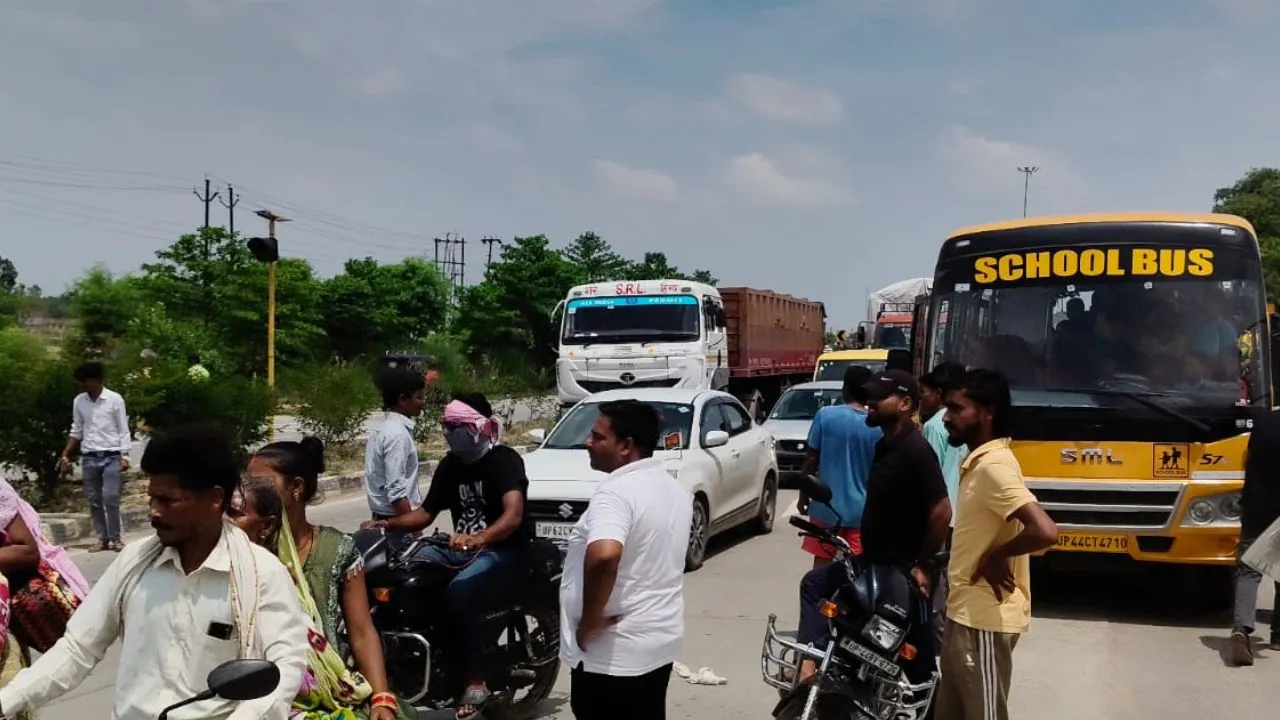 Sultanpur News :  स्कूली बच्चों को सड़क पार करा रहे बस चालक की बाइक की टक्कर से मौत, दंपति घायल