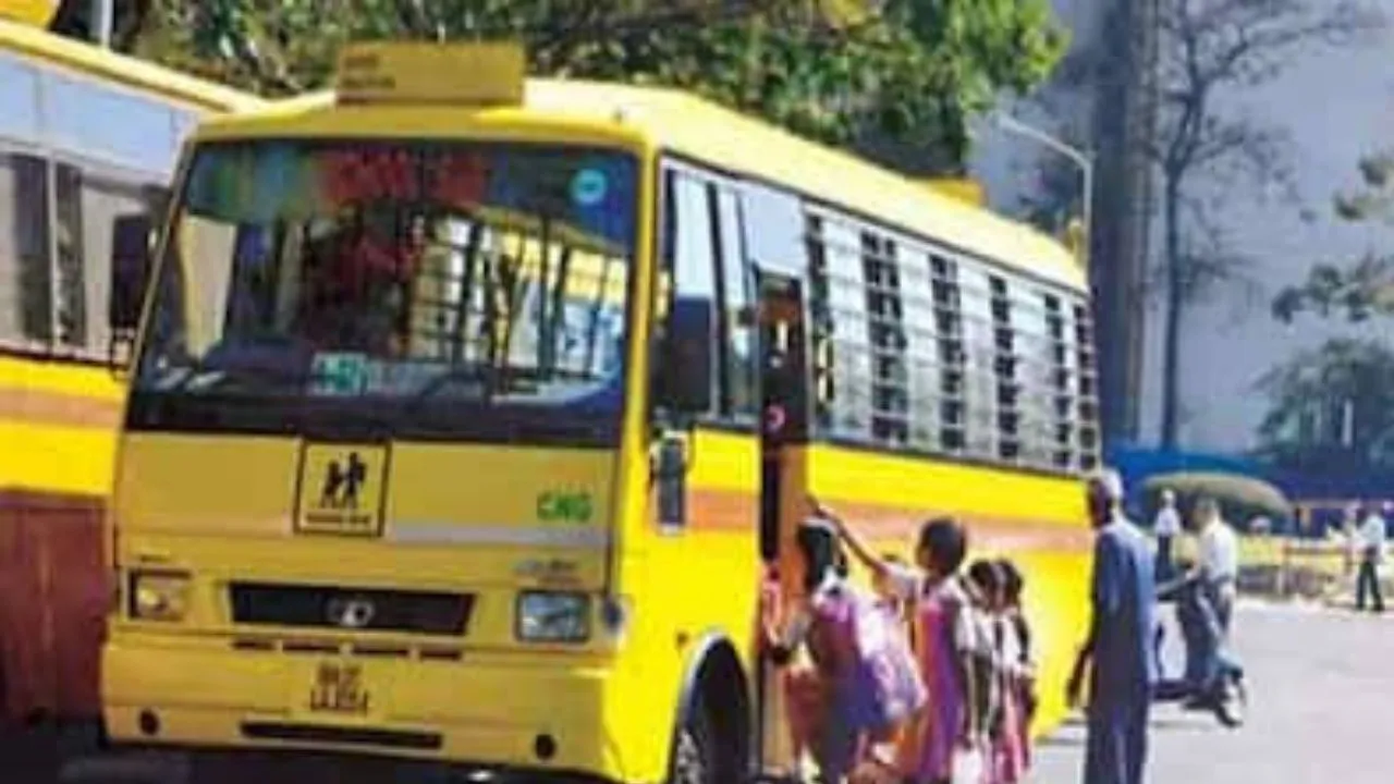 Mathura News: स्कूल बस की चपेट में आई दूसरी कक्षा के छात्र, मौत के बाद गुस्साए ग्रामीणों ने किया प्रदर्शन