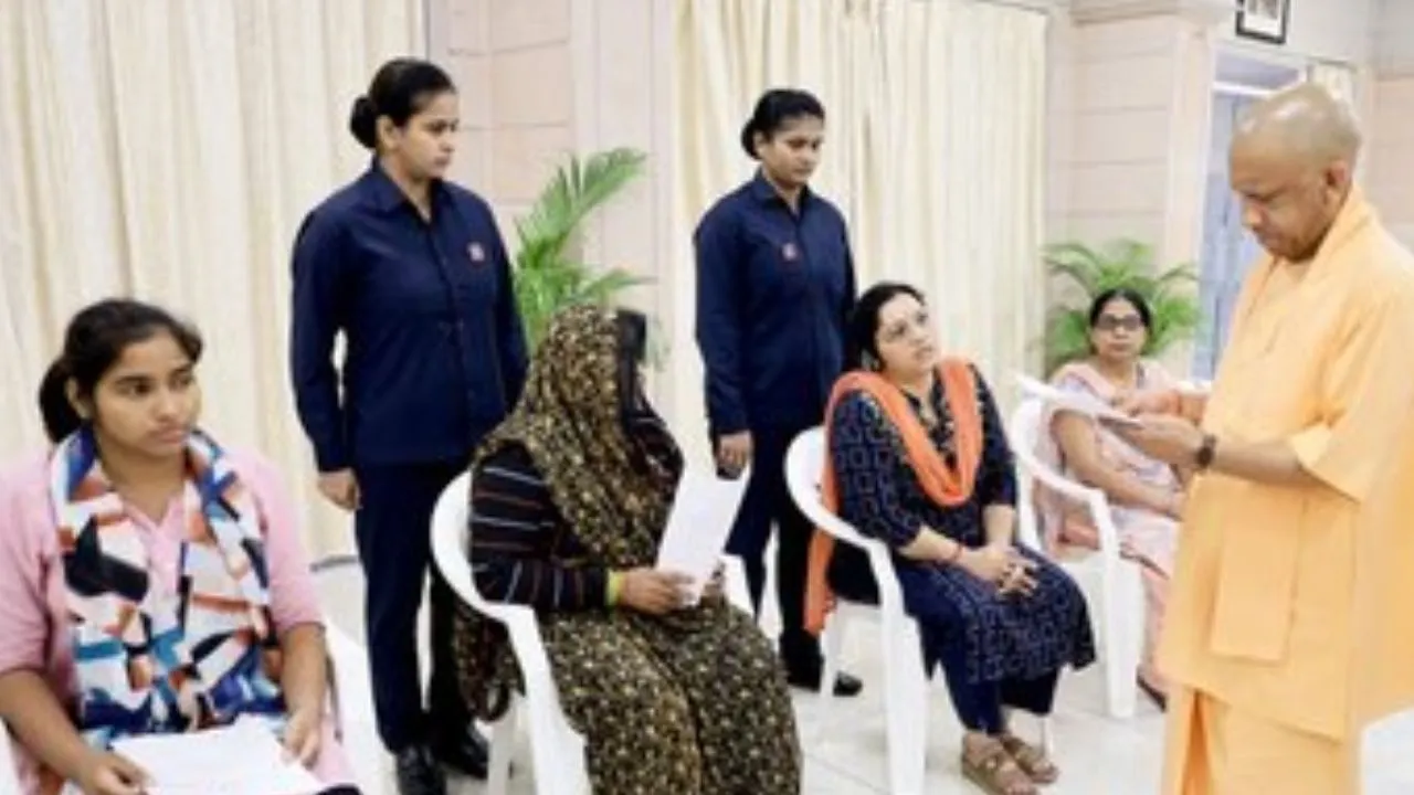  जनता दर्शन में सीएम योगी ने खिलाड़ियों को दिया भरोसा,  'पदक जीतिए, सरकार देगी सम्मान और नौकरी में प्राथमिकता'