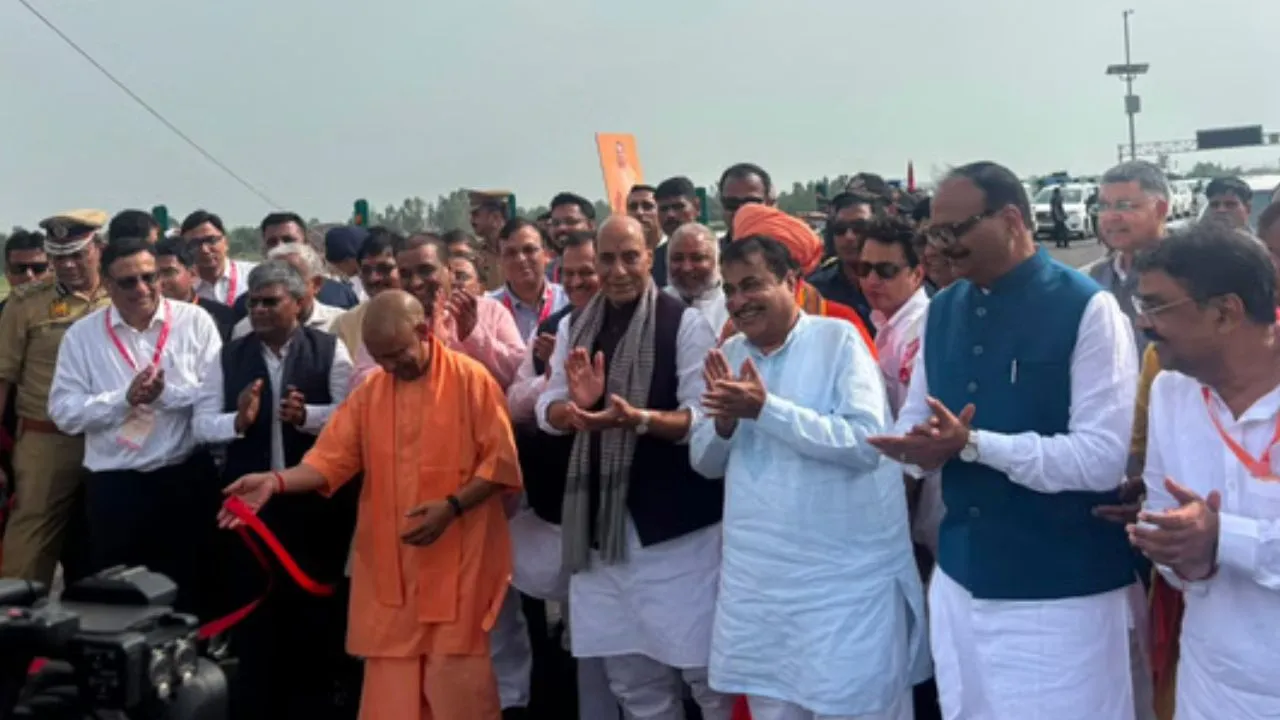 Lucknow-Kanpur Expressway:   रक्षामंत्री राजनाथ सिंह, CM योगी और गडकरी ने 4,850 करोड़ की तीन परियोजनाओं का किया लोकार्पण-शिलान्यास