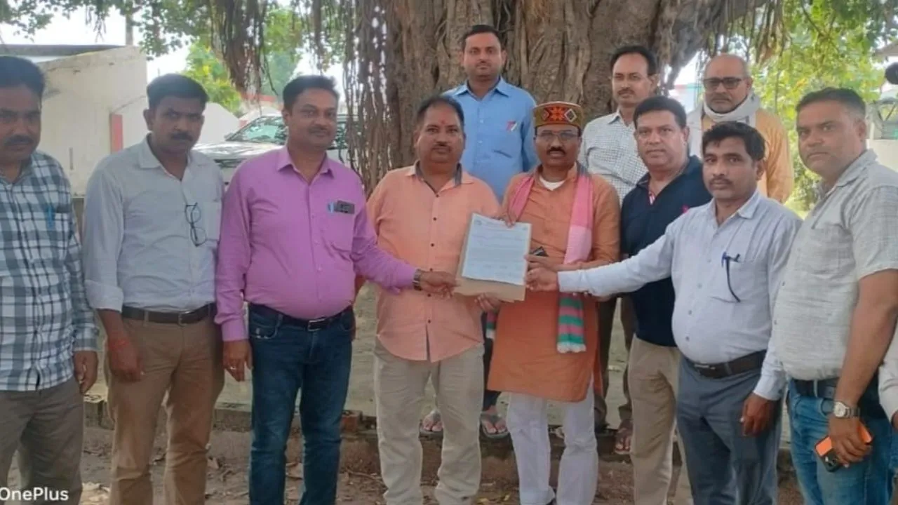 Balrampur News:   शिक्षक महासंघ ने सांसद को सौंपा ज्ञापन, पुरानी पेंशन बहाली और टीईटी अनिवार्यता समाप्त करने की मांग