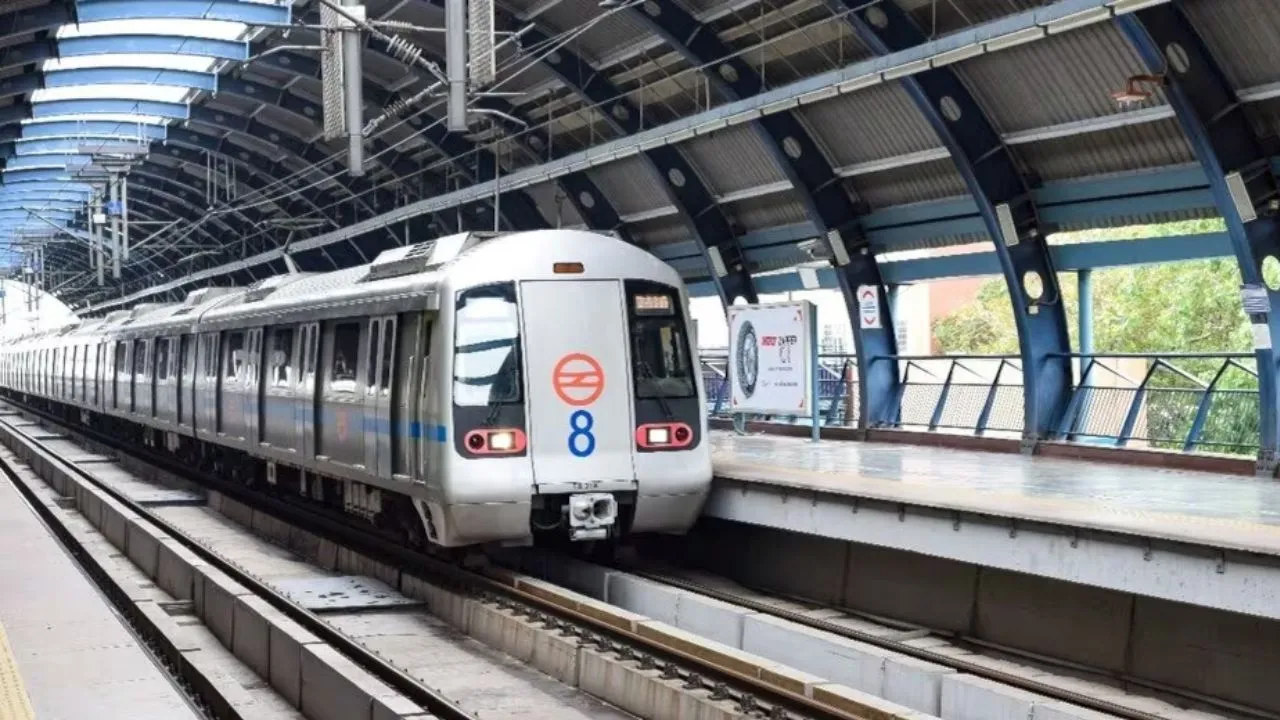 दिल्ली में 16 मेट्रो स्टेशन बंद,   यात्रियों को भारी परेशानी; केजरीवाल बोले- सभी स्टेशन बंद कर देंगे तब भी युवा पहुंचेंगे