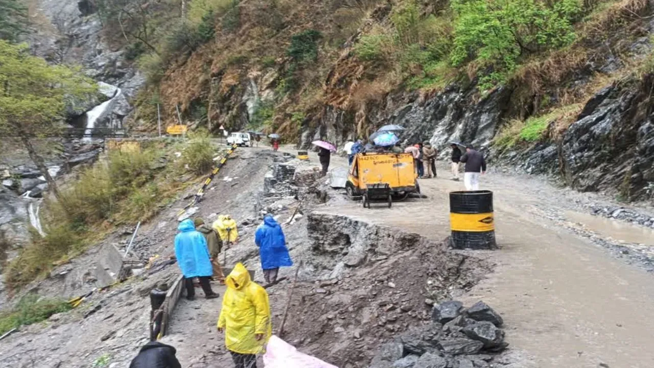  Uttarkashi News:  यमुनोत्री राजमार्ग पर भूस्खलन से चारधाम यात्रा प्रभावित, दोनों ओर लगी वाहनों की लंबी कतारें