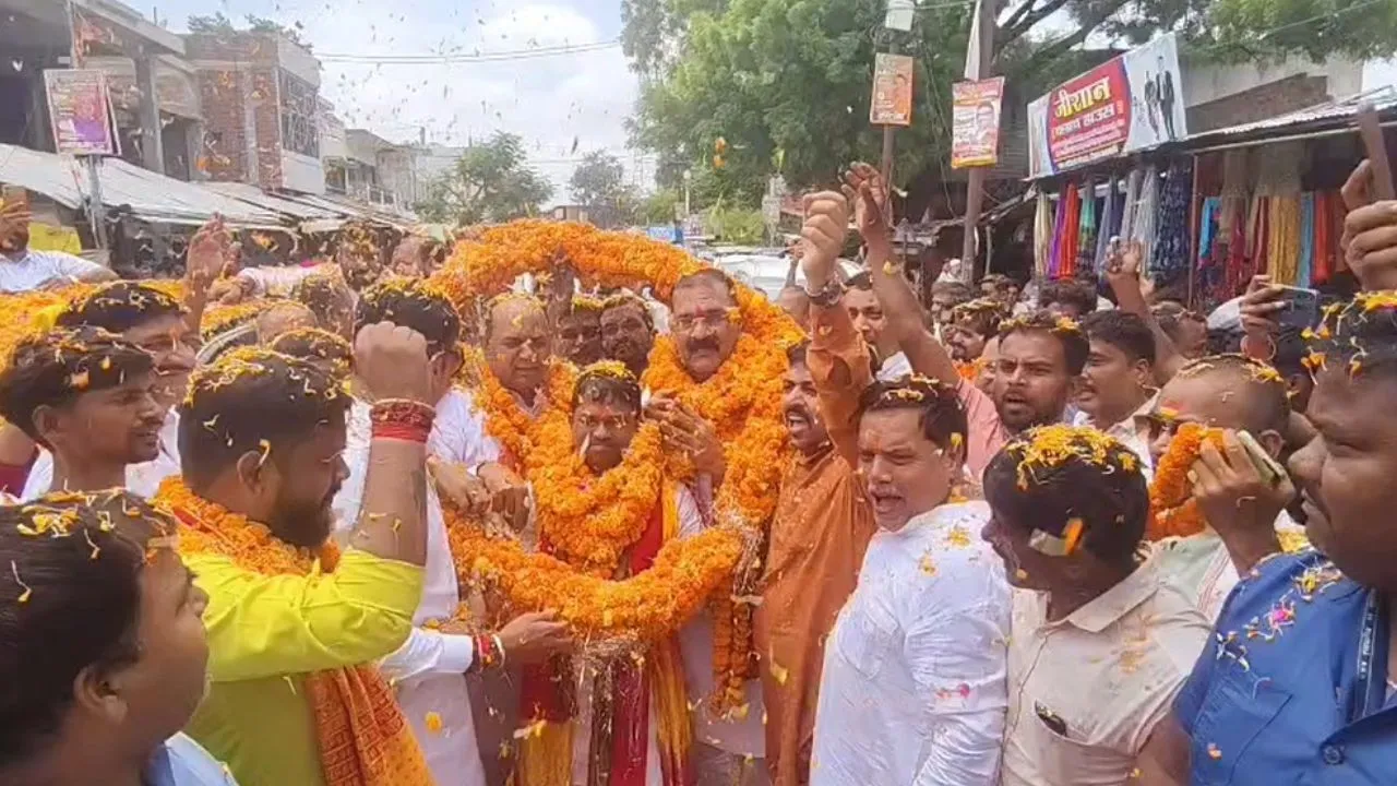 Barabanki News:  भाजपा प्रदेश महामंत्री और मंत्री का भव्य स्वागत, कार्यकर्ताओं ने बुलडोजर से की पुष्पवर्षा