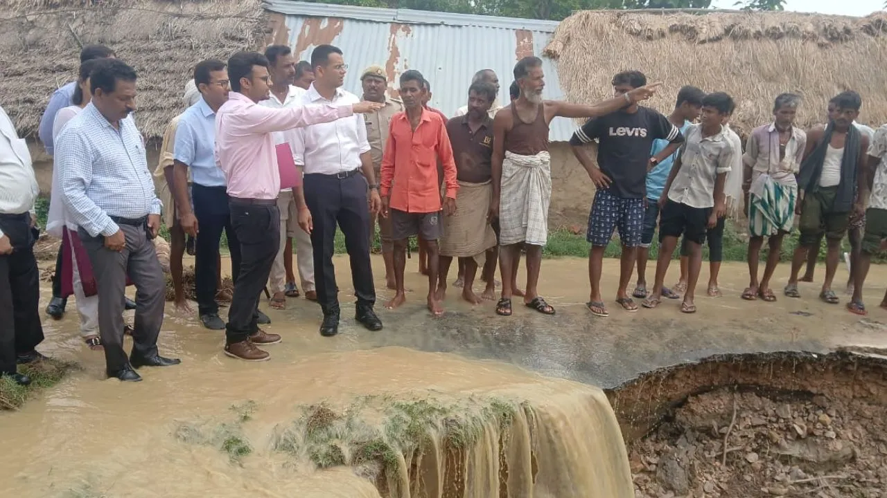Balrampur News :  मानसून के बीच एक्शन में बलरामपुर जिला प्रशासन, डीएम ने राप्ती तट और संवेदनशील क्षेत्रों का किया स्थलीय निरीक्षण