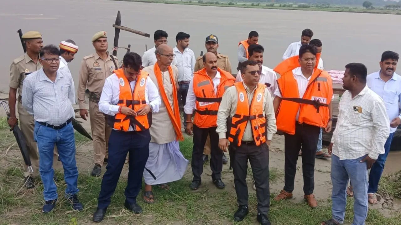 Barabanki News: सरयू का जलस्तर बढ़ने से  प्रशासन अलर्ट, नाव से प्रभावित गांवों व राहत शिविरों का निरीक्षण