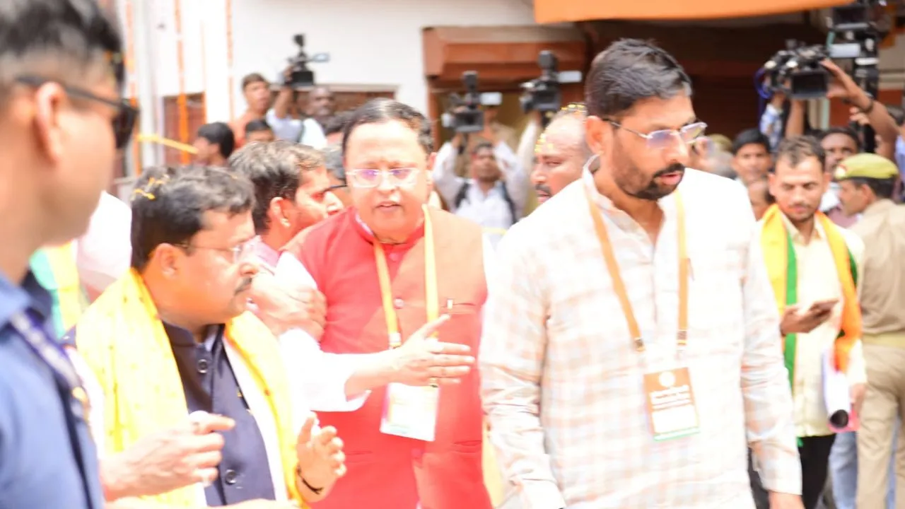 बीजेपी कार्यालय में नितिन नवीन के साथ राजनाथ सिंह के बेटे 