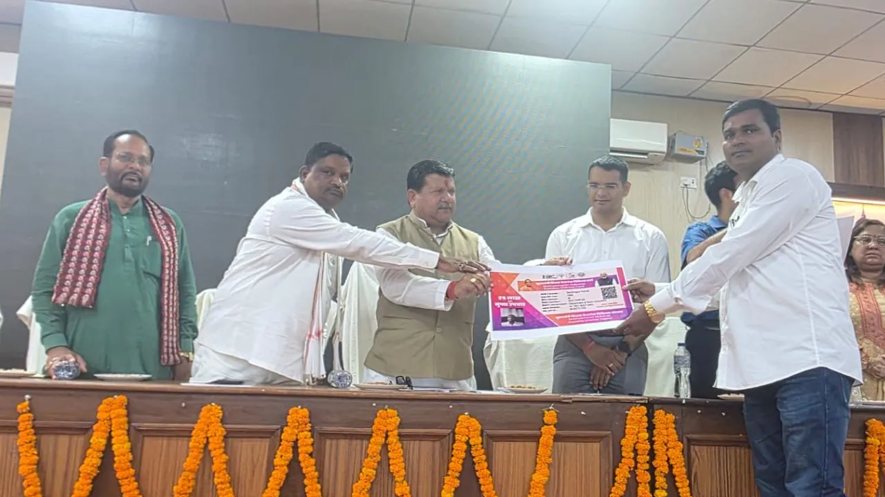 Balrampur News :  बलरामपुर के 12,599 शिक्षाकर्मियों को मिलेगा 5 लाख तक मुफ्त इलाज, राज्यमंत्री राकेश राठौर ने बांटे मुख्यमंत्री कैशलेस हेल्थ कार्ड