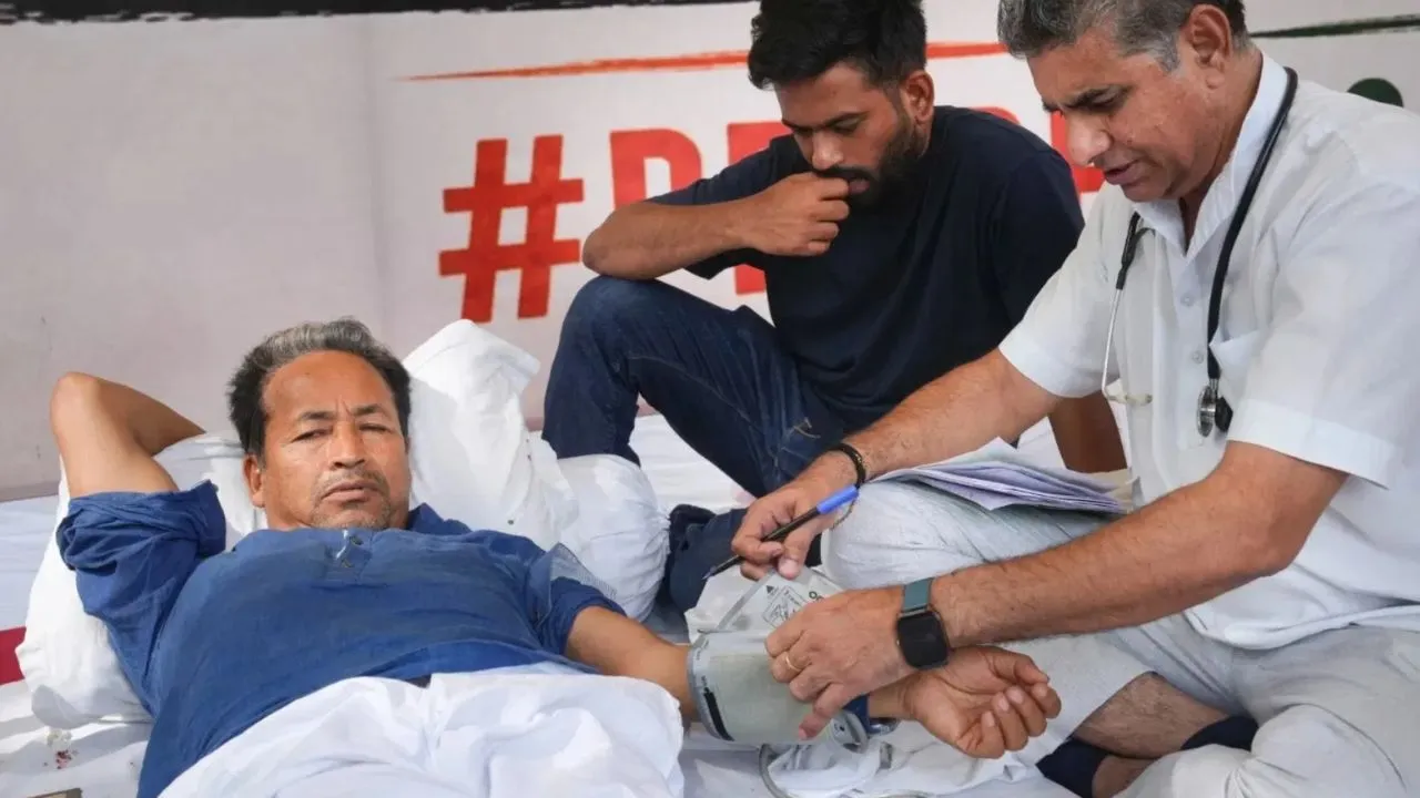    Sonam Wangchuk : डॉक्टरों की सलाह के बावजूद इलाज से इनकार, भूख हड़ताल के बीच अस्पताल में भर्ती