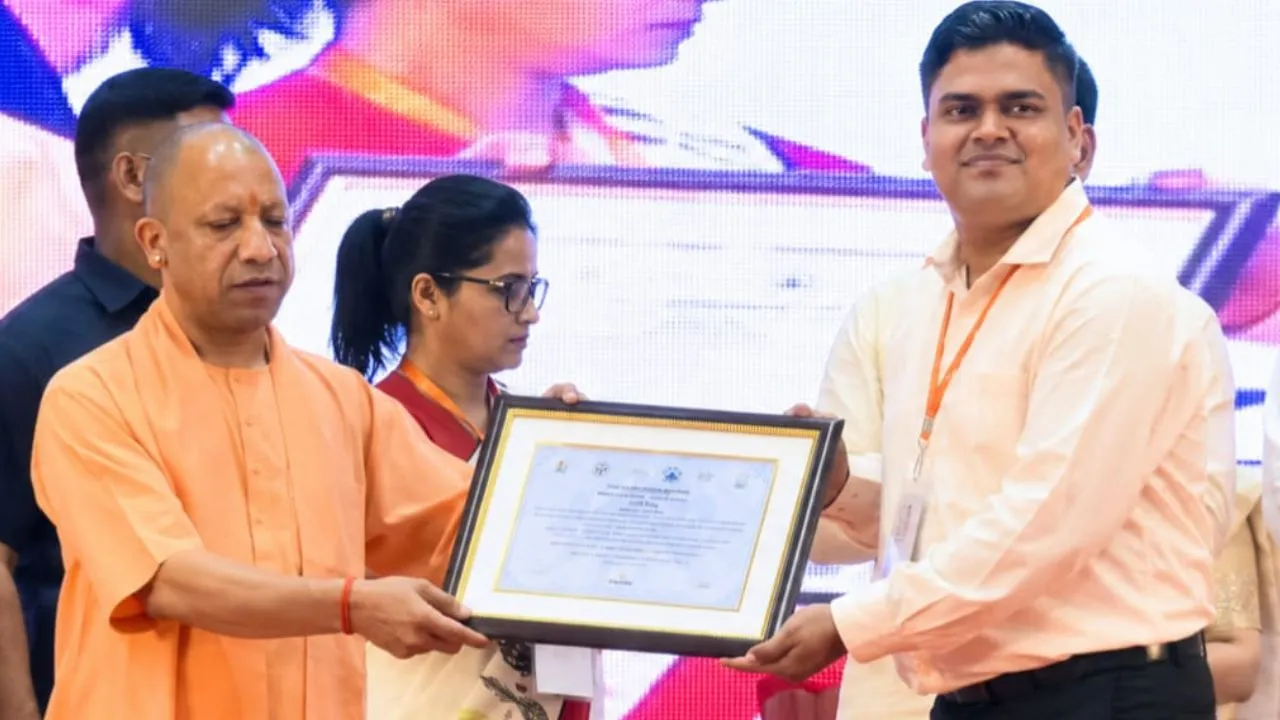 Raebareli News:  राष्ट्रीय स्तर पर चमका रायबरेली का दौतरा स्कूल, सीएम योगी ने प्रधानाध्यापक आशीष प्रताप सिंह को किया सम्मानित
