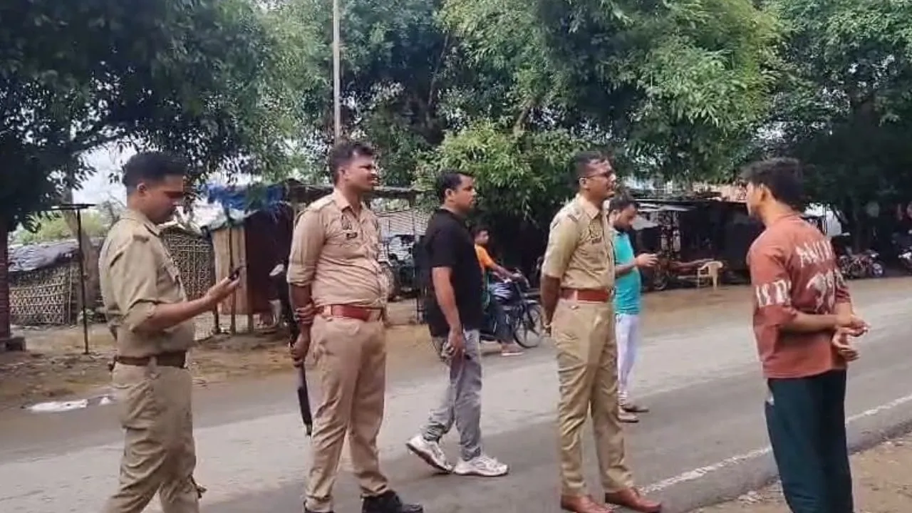 Hardoi News :   कांवड़ यात्रा मार्ग का SSP ने किया निरीक्षण, मीट की दुकानें बंद रखने के निर्देश