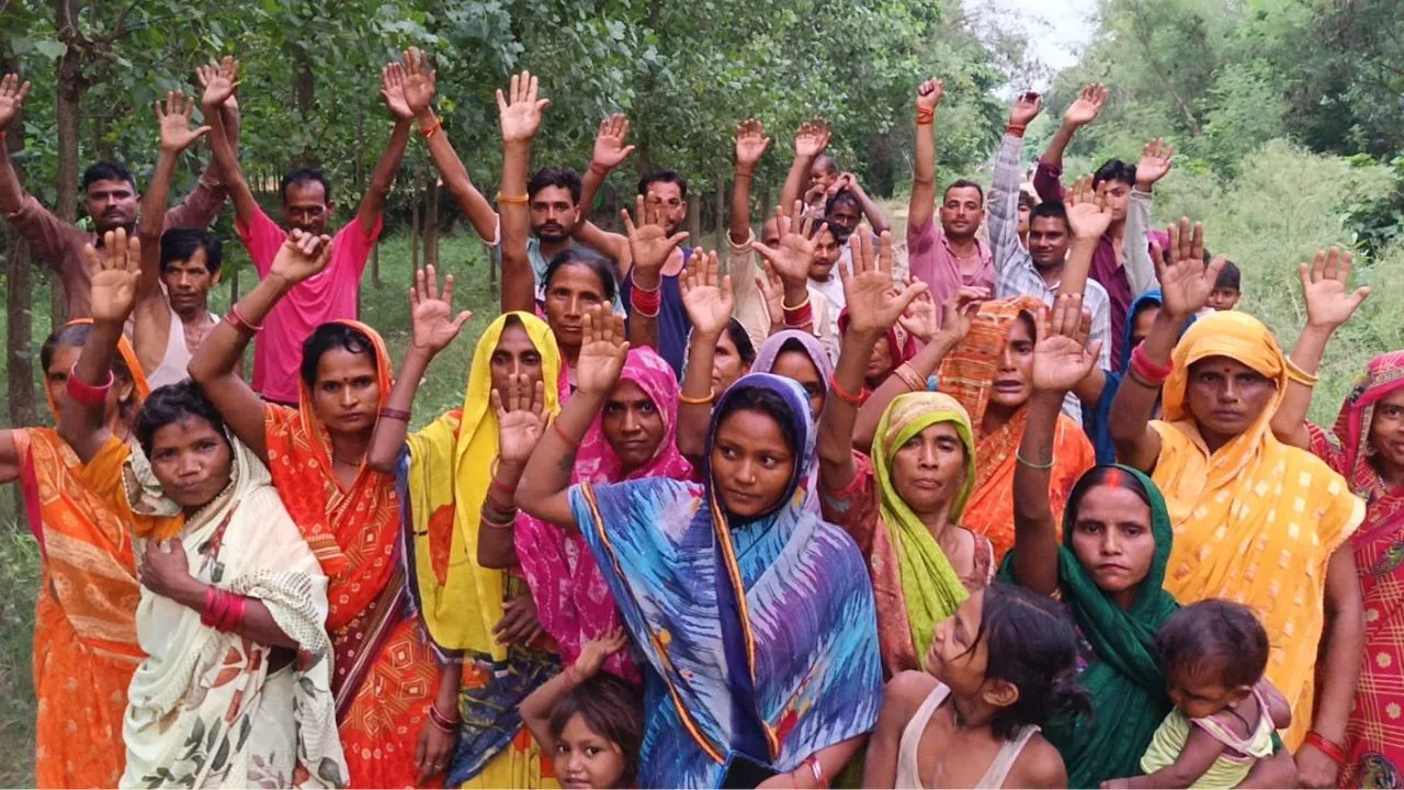 Bahraich News :  सड़क की बदहाली से परेशान ग्रामीणों का फूटा गुस्सा, प्रदर्शन कर जल्द निर्माण की उठाई मांग