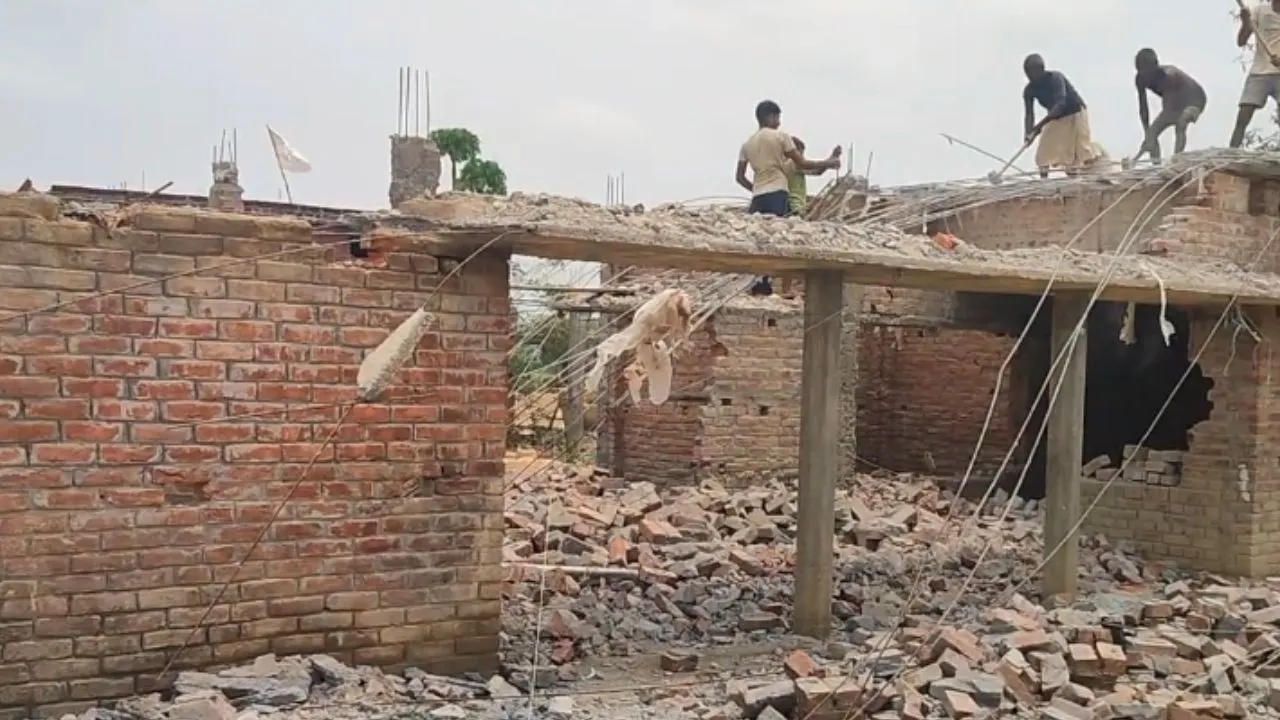 Bahraich News :  नदी का रौद्र रूप, कटान से बचाने के लिए ग्रामीण खुद उजाड़ रहे आशियाने